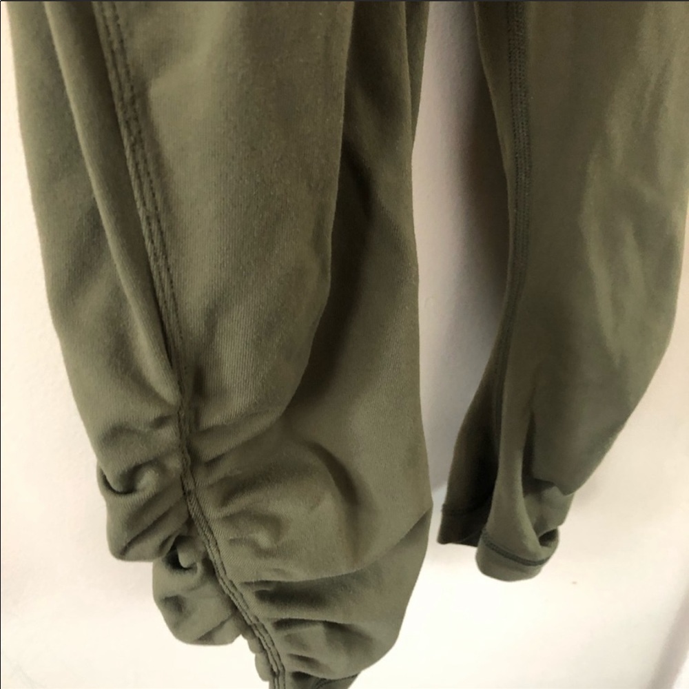 [Lululemon] Cropped Yoga Pants - Picture 3 of 5